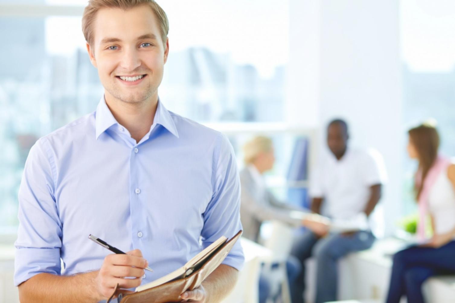 Arbeitsplatz mit Finanzunterlagen und digitalen Werkzeugen für Gründer